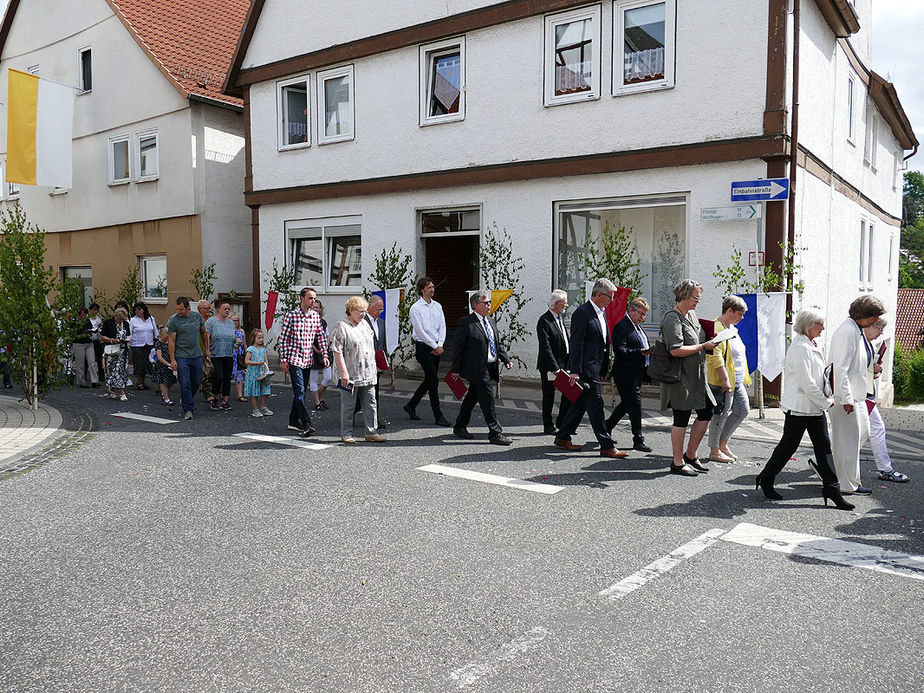 Fronleichnamsprozession durch die Straßen von Naumburg (Foto: Karl-Franz Thiede)